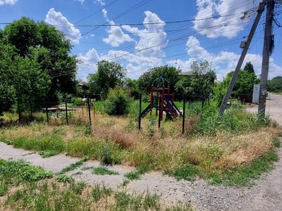 Траву вокруг детской площадки на Степана Разина 22, о которой мы писали позавчера, покосили — фото 2