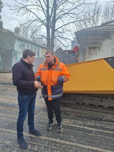 Заместитель Главы администрации Новочеркасска Вадим Марыгин показал как идут работы по замене... — фото 3