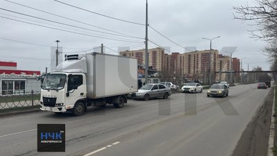 Невнимательная водитель Хюндая при выезде с парковки гипермаркета Магнит не пропустила КАМАЗ — фото 2