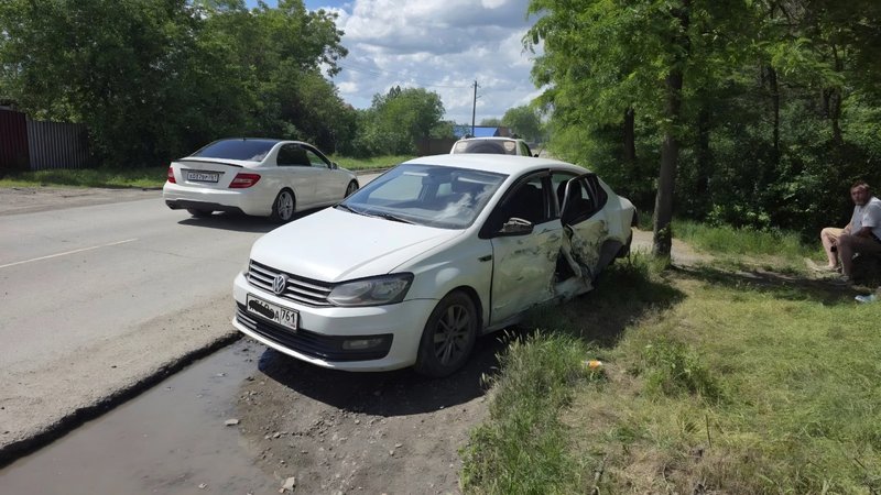 На улице Сарматской водитель БМВ, двигаясь в сторону Ростового выезда, выехал на встречку и снёс... — фото 3