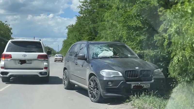 На улице Сарматской водитель БМВ, двигаясь в сторону Ростового выезда, выехал на встречку и снёс... — фото 6