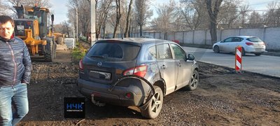 Попытка объехать спецтехнику на парковке НЭВЗа закончилась неудачно — фото 3