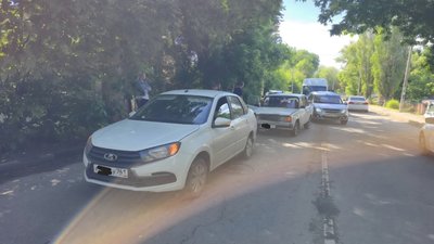 Молодой водитель на семёрке отвлёкся за рулём и догнал девушку на Гранте на Пушкинской