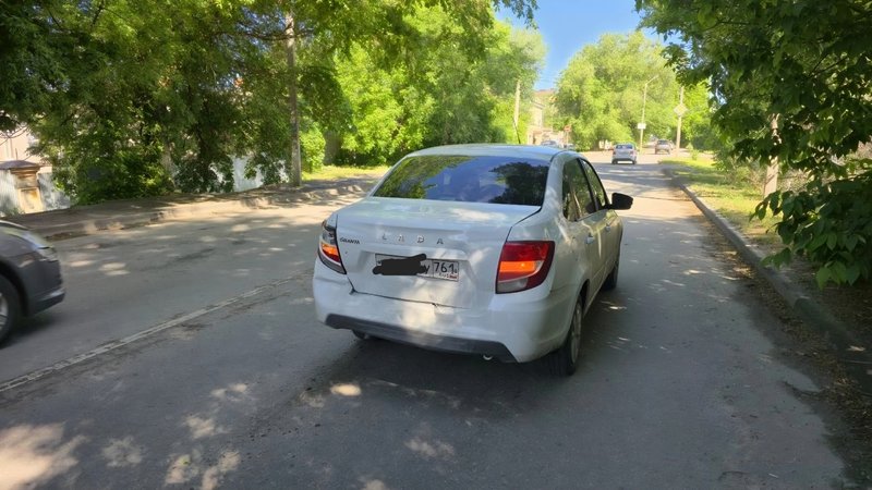 Молодой водитель на семёрке отвлёкся за рулём и догнал девушку на Гранте на Пушкинской — фото 3