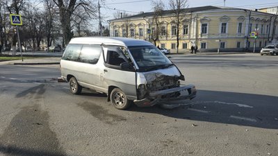 Утро началось не очень для двух автомобилей, дорожного знака и светофора