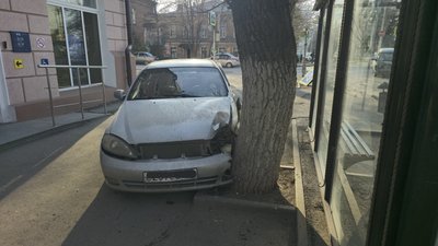 Утро началось не очень для двух автомобилей, дорожного знака и светофора — фото 2