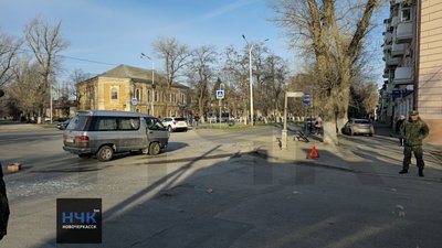 Утро началось не очень для двух автомобилей, дорожного знака и светофора — фото 3