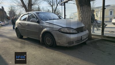 Утро началось не очень для двух автомобилей, дорожного знака и светофора — фото 4