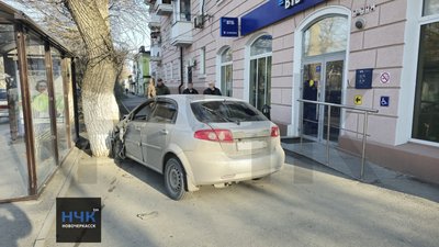 Утро началось не очень для двух автомобилей, дорожного знака и светофора — фото 5