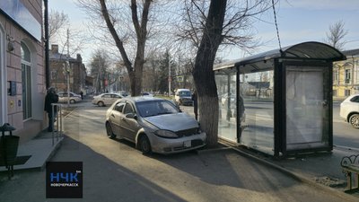 Утро началось не очень для двух автомобилей, дорожного знака и светофора — фото 6