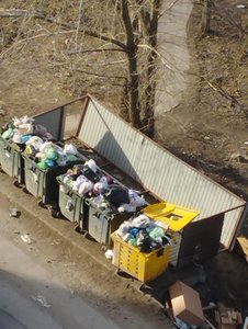 Контейнерная площадка на Баклановском 192А живёт своей жизнью — фото 2