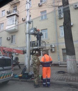 На Баклановском в районе площади Троицкой и на Ростовском выезде вешают сюрпризики