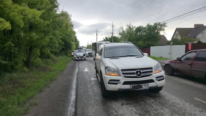 Водитель Мазды зазевался на Сарматской и неслабо догнал Мерседес — фото 3