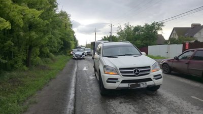 Водитель Мазды зазевался на Сарматской и неслабо догнал Мерседес — фото 3