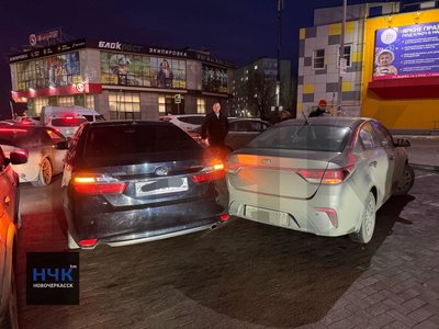 Для тех, кто удивился прошлой нелепой аварии на парковке, выкладываем новую