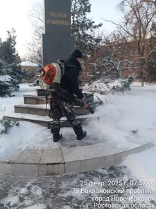 Небольшой фотоотчёт об уборке снега и очистке тротуаров в городе — фото 2