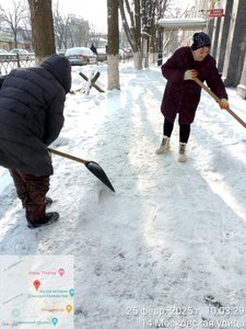 Небольшой фотоотчёт об уборке снега и очистке тротуаров в городе — фото 3