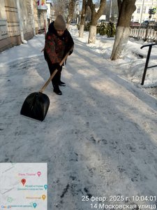Небольшой фотоотчёт об уборке снега и очистке тротуаров в городе — фото 4
