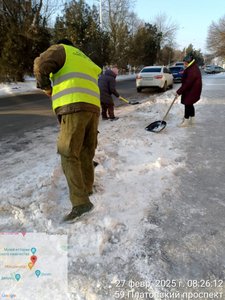 Небольшой фотоотчёт об уборке снега и очистке тротуаров в городе — фото 9