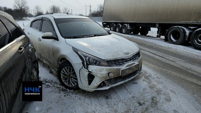 Из-за скользкой дороги и невнимательности водитель автомобиля Киа не успел затормозить и повредил...