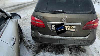Из-за скользкой дороги и невнимательности водитель автомобиля Киа не успел затормозить и повредил... — фото 2