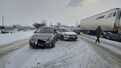 Из-за скользкой дороги и невнимательности водитель автомобиля Киа не успел затормозить и повредил... — фото 3