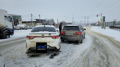Из-за скользкой дороги и невнимательности водитель автомобиля Киа не успел затормозить и повредил... — фото 4