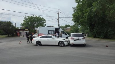 Девушка на белом Mercedes без страховки не уступила дорогу другой девушке на Volkswagen