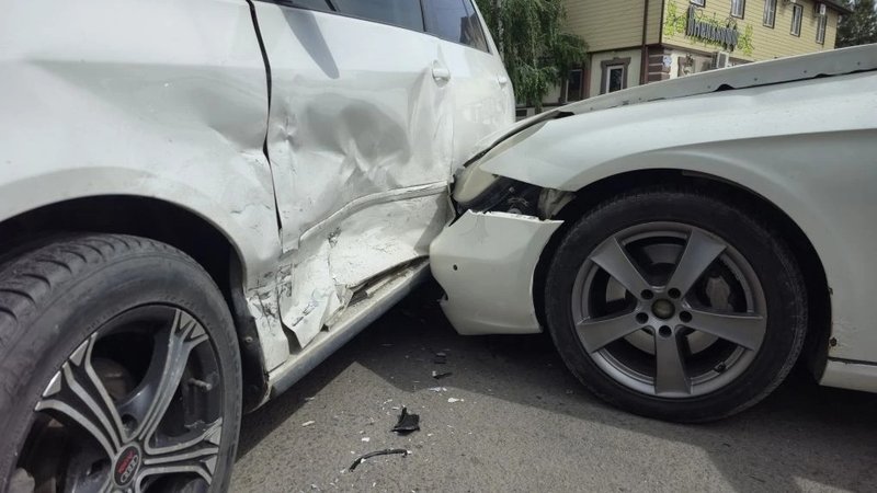 Девушка на белом Mercedes без страховки не уступила дорогу другой девушке на Volkswagen — фото 2