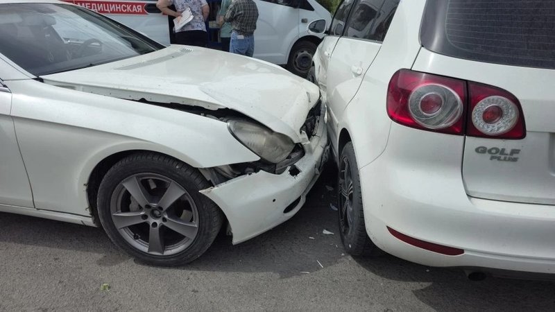 Девушка на белом Mercedes без страховки не уступила дорогу другой девушке на Volkswagen — фото 3