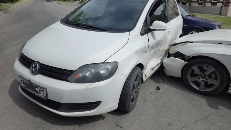 Девушка на белом Mercedes без страховки не уступила дорогу другой девушке на Volkswagen — фото 5