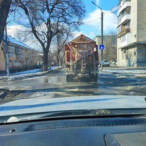 Спустя две недели после снегопада и обледенения, на Октябрьском наконец увидели машину, рассыпающую...