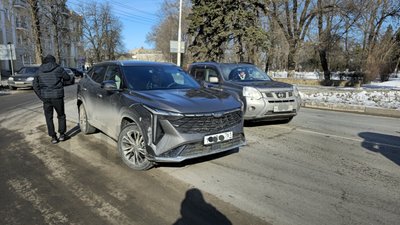 Девушка на Джили, двигаясь по пл