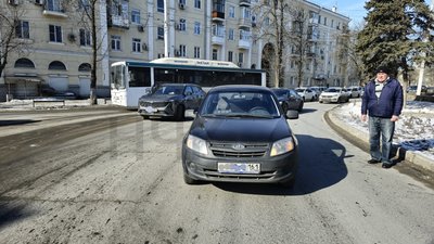 Девушка на Джили, двигаясь по пл — фото 2