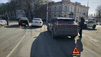 Девушка на Джили, двигаясь по пл — фото 3