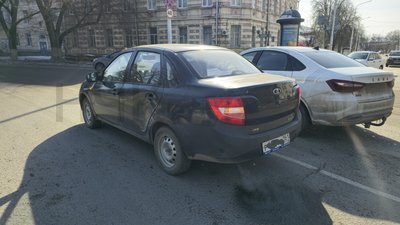 Девушка на Джили, двигаясь по пл — фото 4