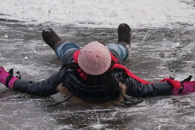 В Новочеркасске за неделю в травмпункт из-за гололёда обратились более 90 человек