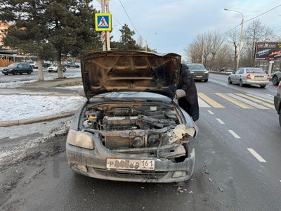 В районе магазина Магнит (бывший ресторан Сармат)  на Баклановском 172 водитель Мазды решила из... — фото 2