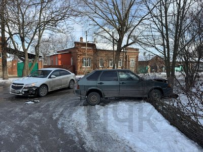 Автомобиль Шевроле, двигаясь по улице Фрунзе, не пропустил при повороте налево встречный автомобиль...