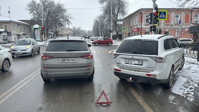 Хит-парад нелепых аварий продолжают Skoda, которая двигалась по Московской и Mitsubishi, который не...