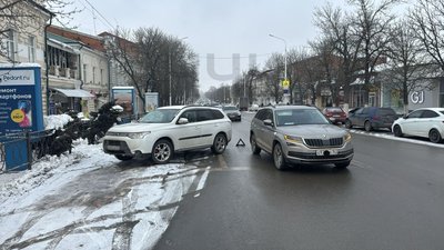 Хит-парад нелепых аварий продолжают Skoda, которая двигалась по Московской и Mitsubishi, который не... — фото 2