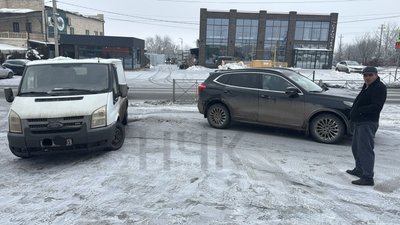 На парковке около Агромаркета на старом выезде всегда оживлённо