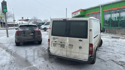 На парковке около Агромаркета на старом выезде всегда оживлённо — фото 2