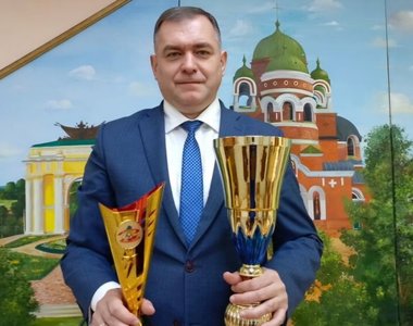 Глава администрации города Новочеркасска Юрий Лысенко получил награжден за развитие футбола в...