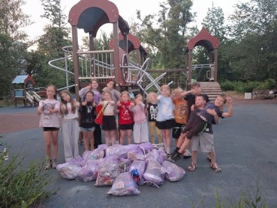В Новочеркасске жительница организовала уборку на детской площадке — мнения горожан разделились