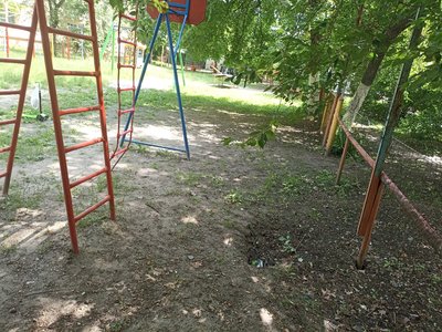 Опасная ситуация на детской площадке по улице Народной, 64–64/2 — фото 4
