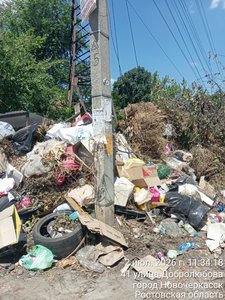 В Новочеркасске разрастается опасная свалка: есть риск пожара в жилом квартале — фото 2