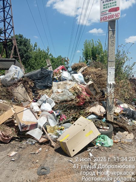 В Новочеркасске разрастается опасная свалка: есть риск пожара в жилом квартале — фото 3