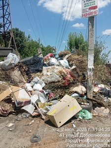 В Новочеркасске разрастается опасная свалка: есть риск пожара в жилом квартале — фото 3