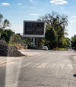 В центре Новочеркасска начался демонтаж рекламного экрана